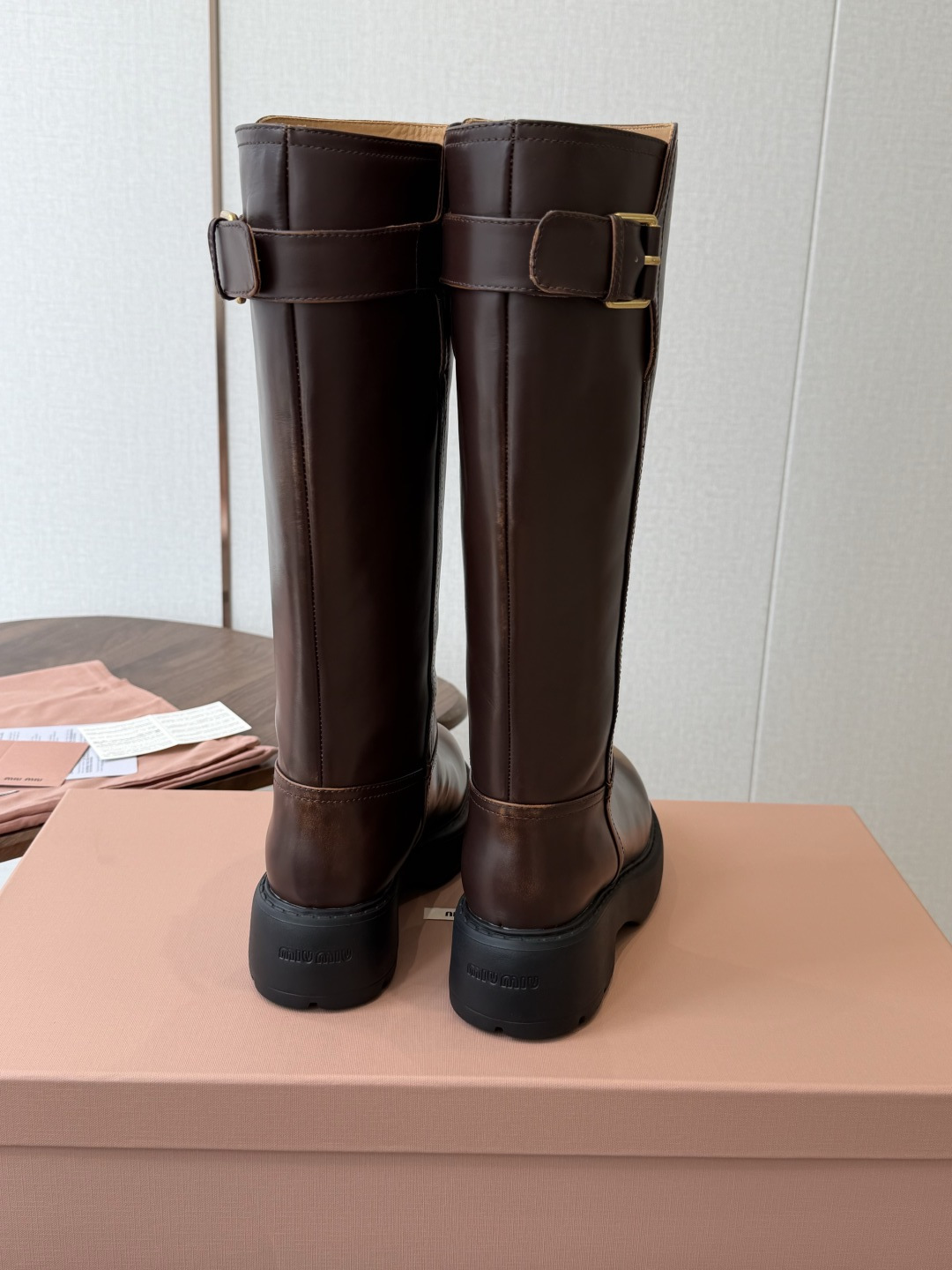 miu miu fw26ss缪缪 秋冬新款厚底高筒裸靴 骑士靴 简约鞋面点缀 高级感满满 上脚超级有型~酷酷的非常帅气好 miu miu fw26ss缪缪 秋冬新款厚底高筒裸靴 骑士靴 简约鞋面点缀 高级感满满 上脚超级有型~酷酷的非常帅气好