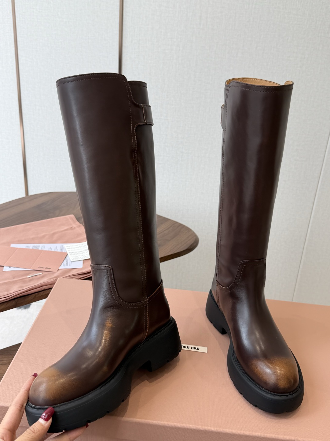 miu miu fw26ss缪缪 秋冬新款厚底高筒裸靴 骑士靴 简约鞋面点缀 高级感满满 上脚超级有型~酷酷的非常帅气好 miu miu fw26ss缪缪 秋冬新款厚底高筒裸靴 骑士靴 简约鞋面点缀 高级感满满 上脚超级有型~酷酷的非常帅气好