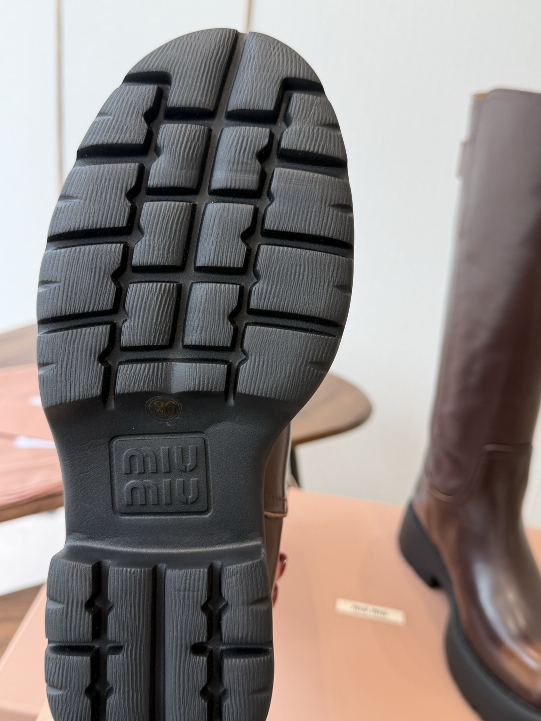 miu miu fw26ss缪缪 秋冬新款厚底高筒裸靴 骑士靴 简约鞋面点缀 高级感满满 上脚超级有型~酷酷的非常帅气好 miu miu fw26ss缪缪 秋冬新款厚底高筒裸靴 骑士靴 简约鞋面点缀 高级感满满 上脚超级有型~酷酷的非常帅气好