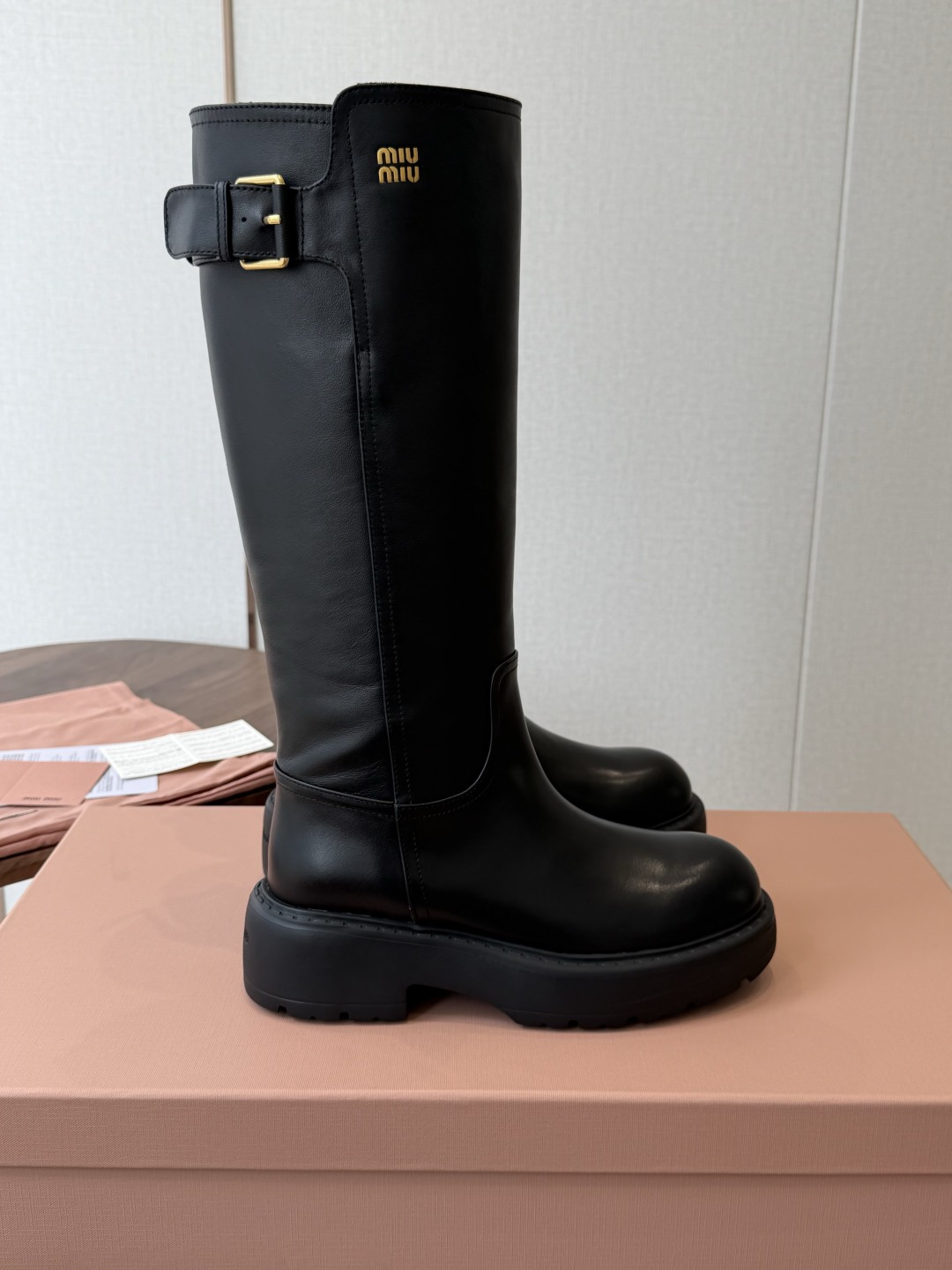 miu miu fw26ss缪缪 秋冬新款厚底高筒裸靴 骑士靴 简约鞋面点缀 高级感满满 上脚超级有型~酷酷的非常帅气好 miu miu fw26ss缪缪 秋冬新款厚底高筒裸靴 骑士靴 简约鞋面点缀 高级感满满 上脚超级有型~酷酷的非常帅气好