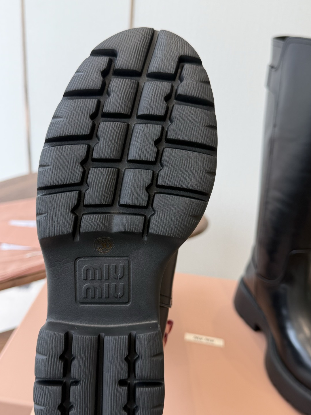 miu miu fw26ss缪缪 秋冬新款厚底高筒裸靴 骑士靴 简约鞋面点缀 高级感满满 上脚超级有型~酷酷的非常帅气好 miu miu fw26ss缪缪 秋冬新款厚底高筒裸靴 骑士靴 简约鞋面点缀 高级感满满 上脚超级有型~酷酷的非常帅气好