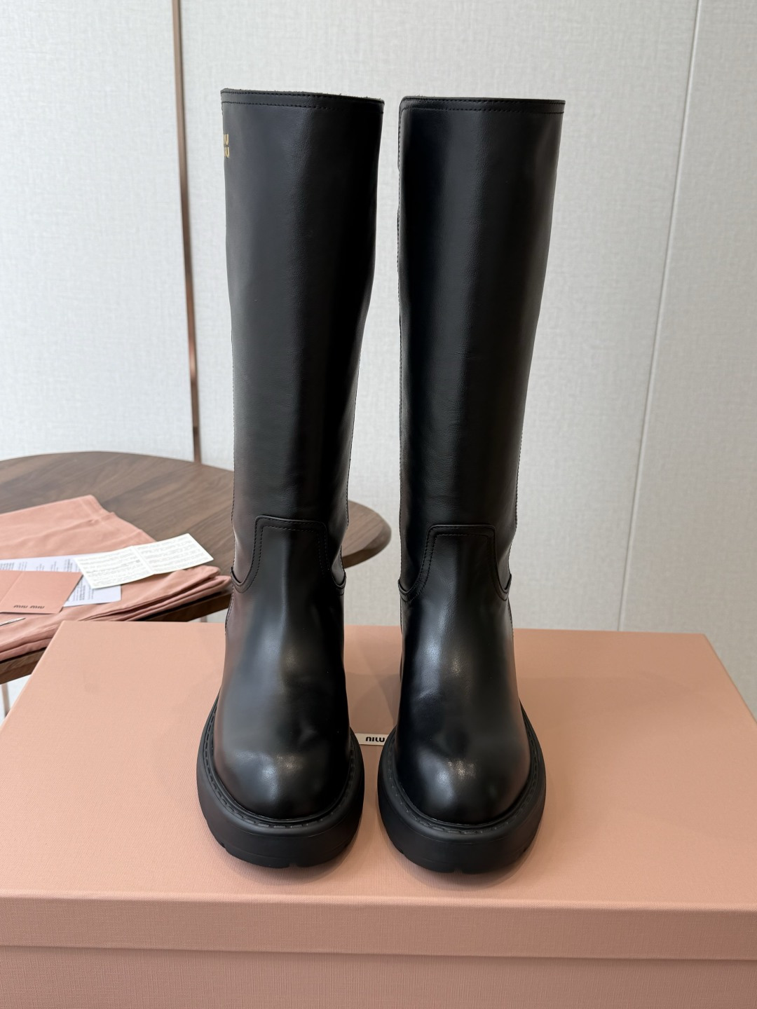 miu miu fw26ss缪缪 秋冬新款厚底高筒裸靴 骑士靴 简约鞋面点缀 高级感满满 上脚超级有型～酷酷的非常帅气好