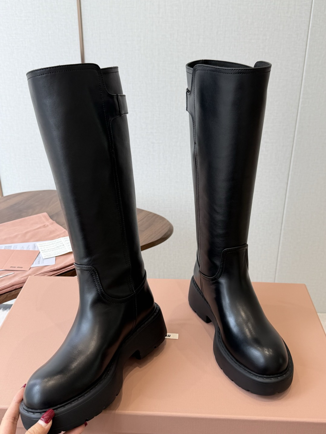 miu miu fw26ss缪缪 秋冬新款厚底高筒裸靴 骑士靴 简约鞋面点缀 高级感满满 上脚超级有型~酷酷的非常帅气好 miu miu fw26ss缪缪 秋冬新款厚底高筒裸靴 骑士靴 简约鞋面点缀 高级感满满 上脚超级有型~酷酷的非常帅气好