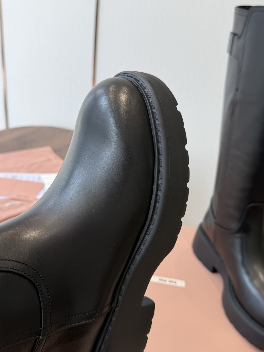 miu miu fw26ss缪缪 秋冬新款厚底高筒裸靴 骑士靴 简约鞋面点缀 高级感满满 上脚超级有型~酷酷的非常帅气好 miu miu fw26ss缪缪 秋冬新款厚底高筒裸靴 骑士靴 简约鞋面点缀 高级感满满 上脚超级有型~酷酷的非常帅气好