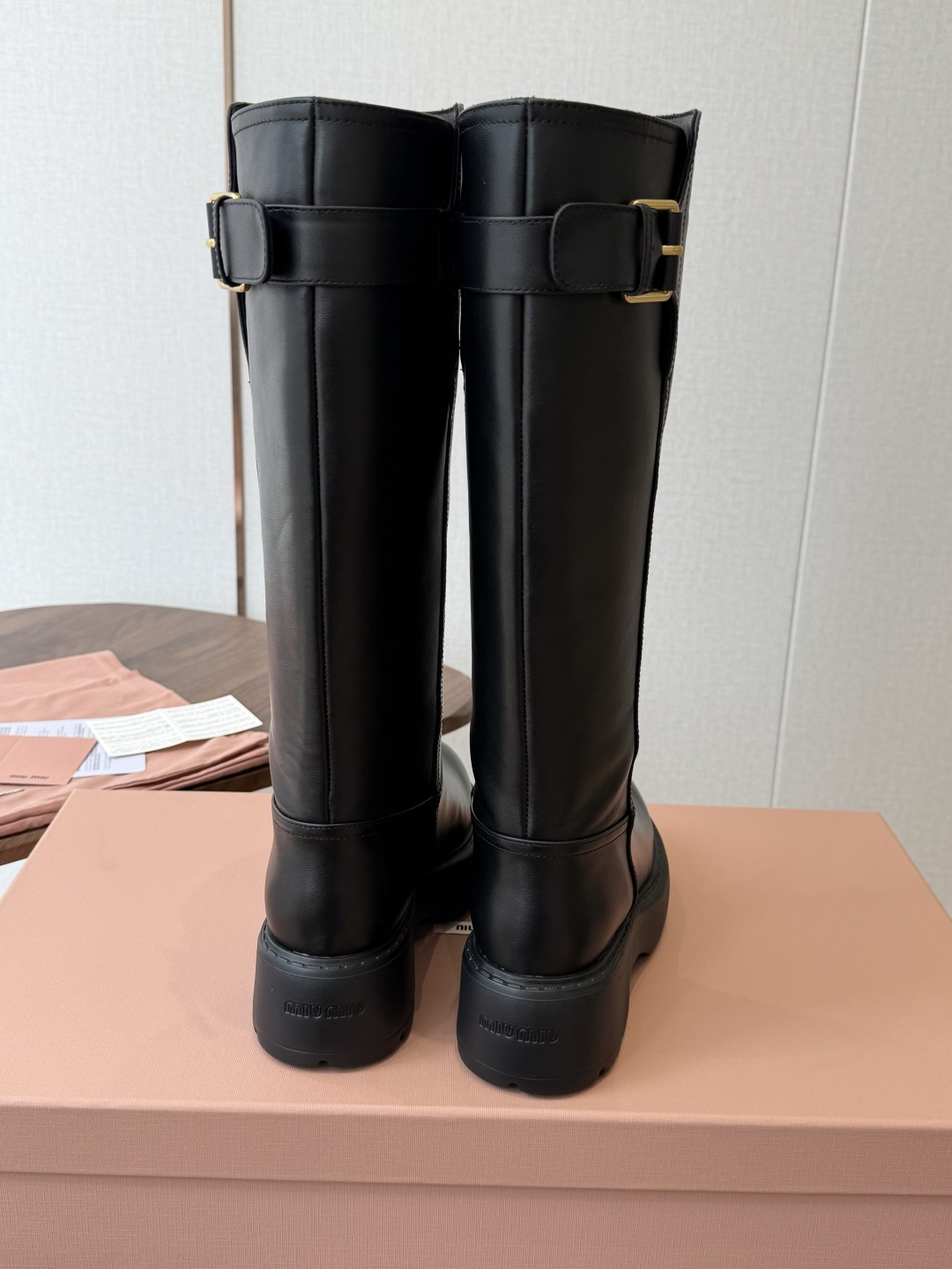 miu miu fw26ss缪缪 秋冬新款厚底高筒裸靴 骑士靴 简约鞋面点缀 高级感满满 上脚超级有型~酷酷的非常帅气好 miu miu fw26ss缪缪 秋冬新款厚底高筒裸靴 骑士靴 简约鞋面点缀 高级感满满 上脚超级有型~酷酷的非常帅气好
