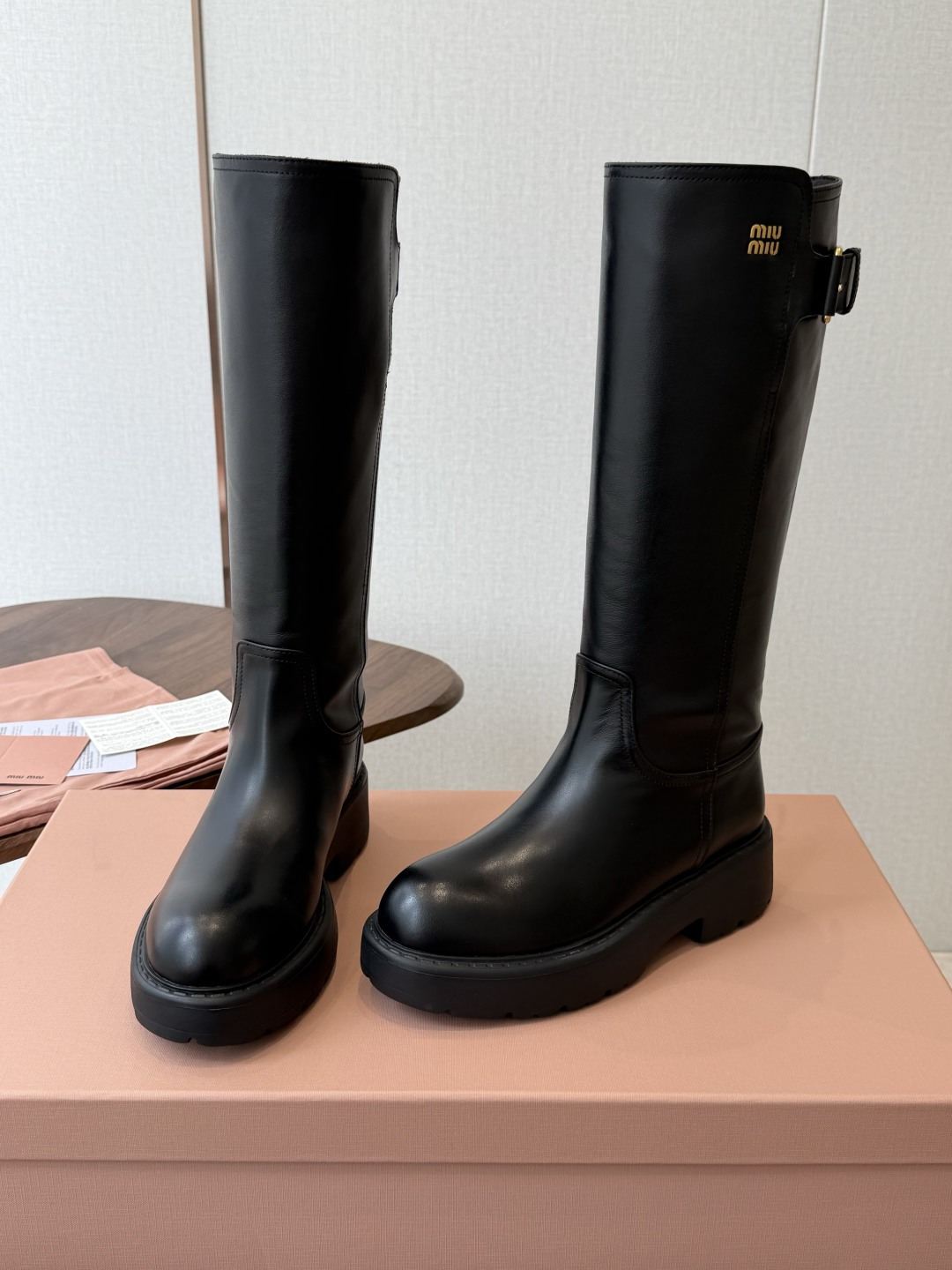 miu miu fw26ss缪缪 秋冬新款厚底高筒裸靴 骑士靴 简约鞋面点缀 高级感满满 上脚超级有型~酷酷的非常帅气好 miu miu fw26ss缪缪 秋冬新款厚底高筒裸靴 骑士靴 简约鞋面点缀 高级感满满 上脚超级有型~酷酷的非常帅气好