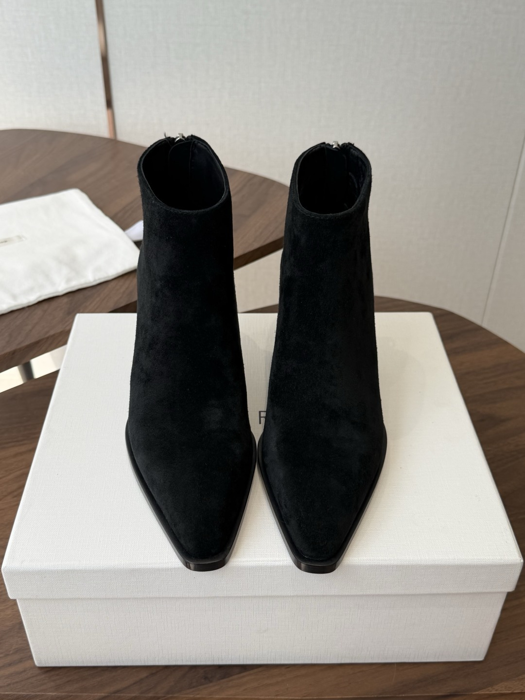 TheRow 26ss 秋冬短靴 后拉链款 短靴 THE ROW靴 是我今年买的最好的一双靴子，坡跟隐形增高，穿上立马可