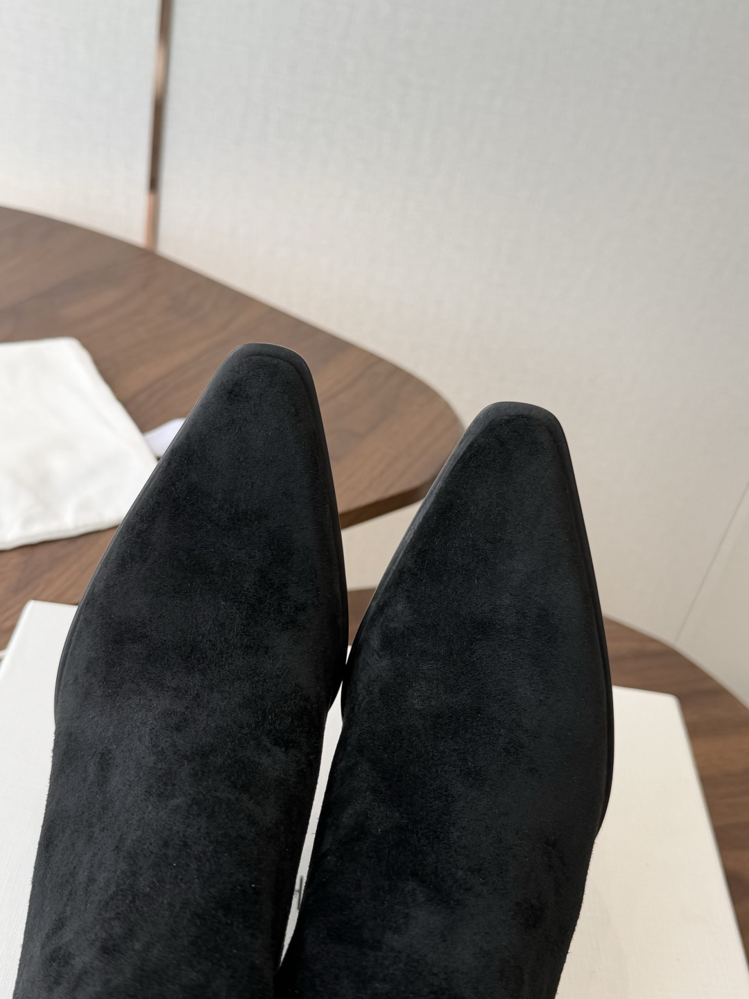 TheRow 26ss 秋冬短靴 后拉链款 短靴 THE ROW靴 是我今年买的最好的一双靴子,坡跟隐形增高,穿上立马可 TheRow 26ss 秋冬短靴 后拉链款 短靴 THE ROW靴 是我今年买的最好的一双靴子,坡跟隐形增高,穿上立马可