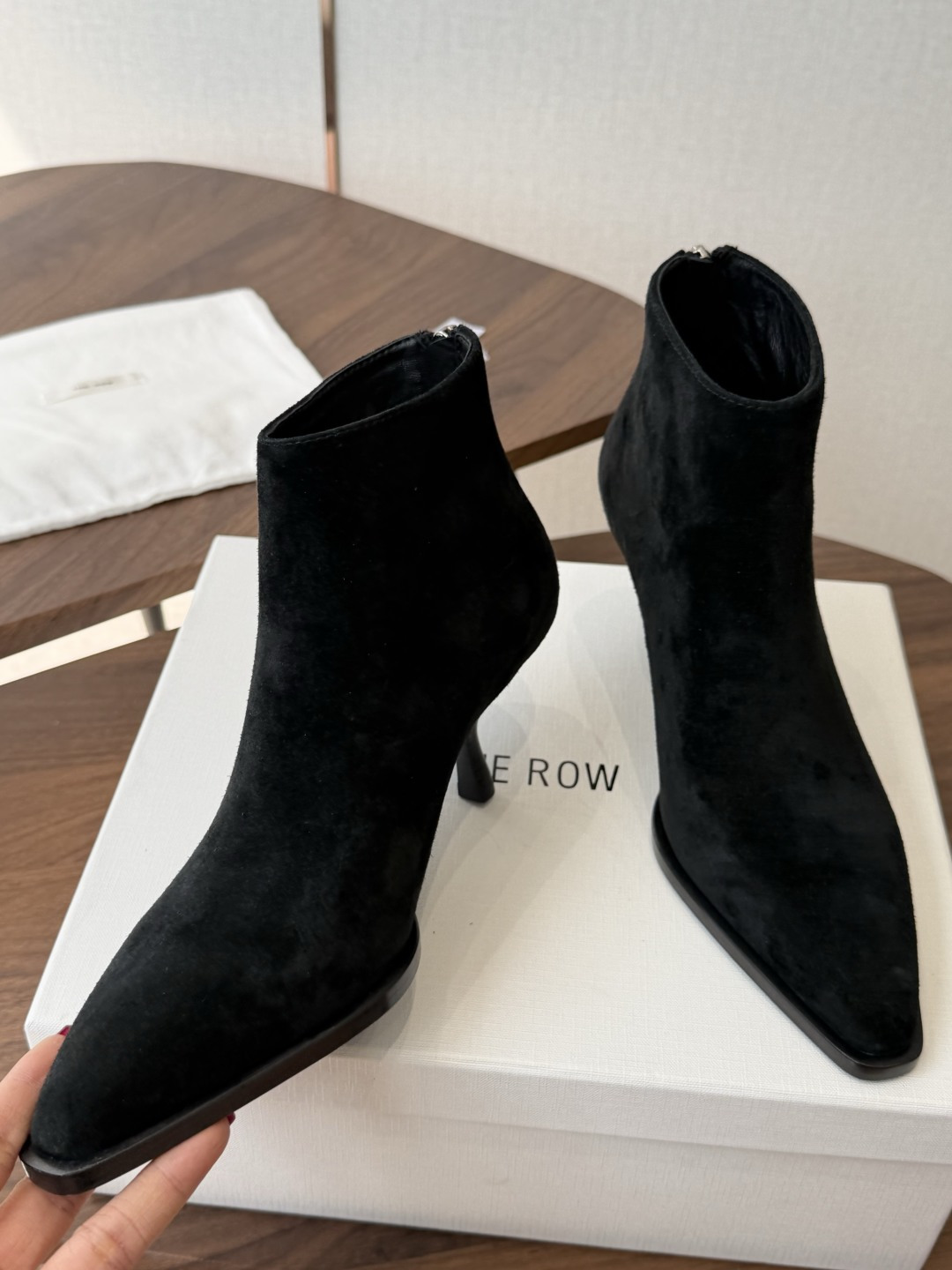 TheRow 26ss 秋冬短靴 后拉链款 短靴 THE ROW靴 是我今年买的最好的一双靴子,坡跟隐形增高,穿上立马可 TheRow 26ss 秋冬短靴 后拉链款 短靴 THE ROW靴 是我今年买的最好的一双靴子,坡跟隐形增高,穿上立马可