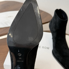 TheRow 26ss 秋冬短靴 后拉链款 短靴 THE ROW靴 是我今年买的最好的一双靴子,坡跟隐形增高,穿上立马可 TheRow 26ss 秋冬短靴 后拉链款 短靴 THE ROW靴 是我今年买的最好的一双靴子,坡跟隐形增高,穿上立马可