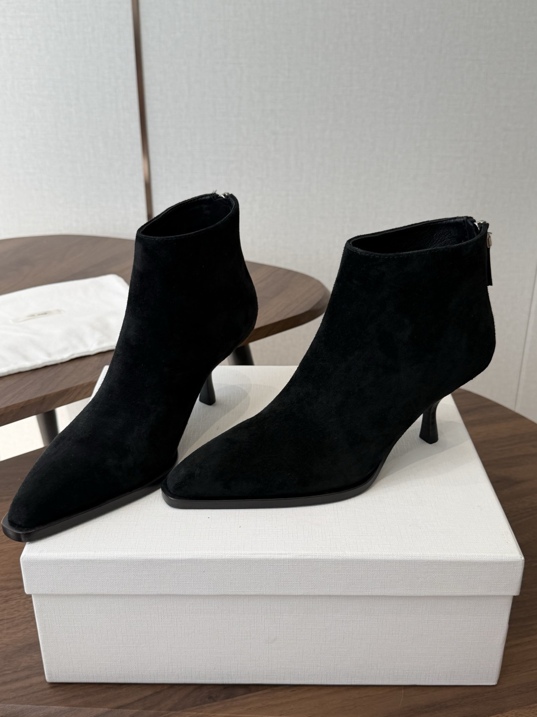 TheRow 26ss 秋冬短靴 后拉链款 短靴 THE ROW靴 是我今年买的最好的一双靴子,坡跟隐形增高,穿上立马可 TheRow 26ss 秋冬短靴 后拉链款 短靴 THE ROW靴 是我今年买的最好的一双靴子,坡跟隐形增高,穿上立马可