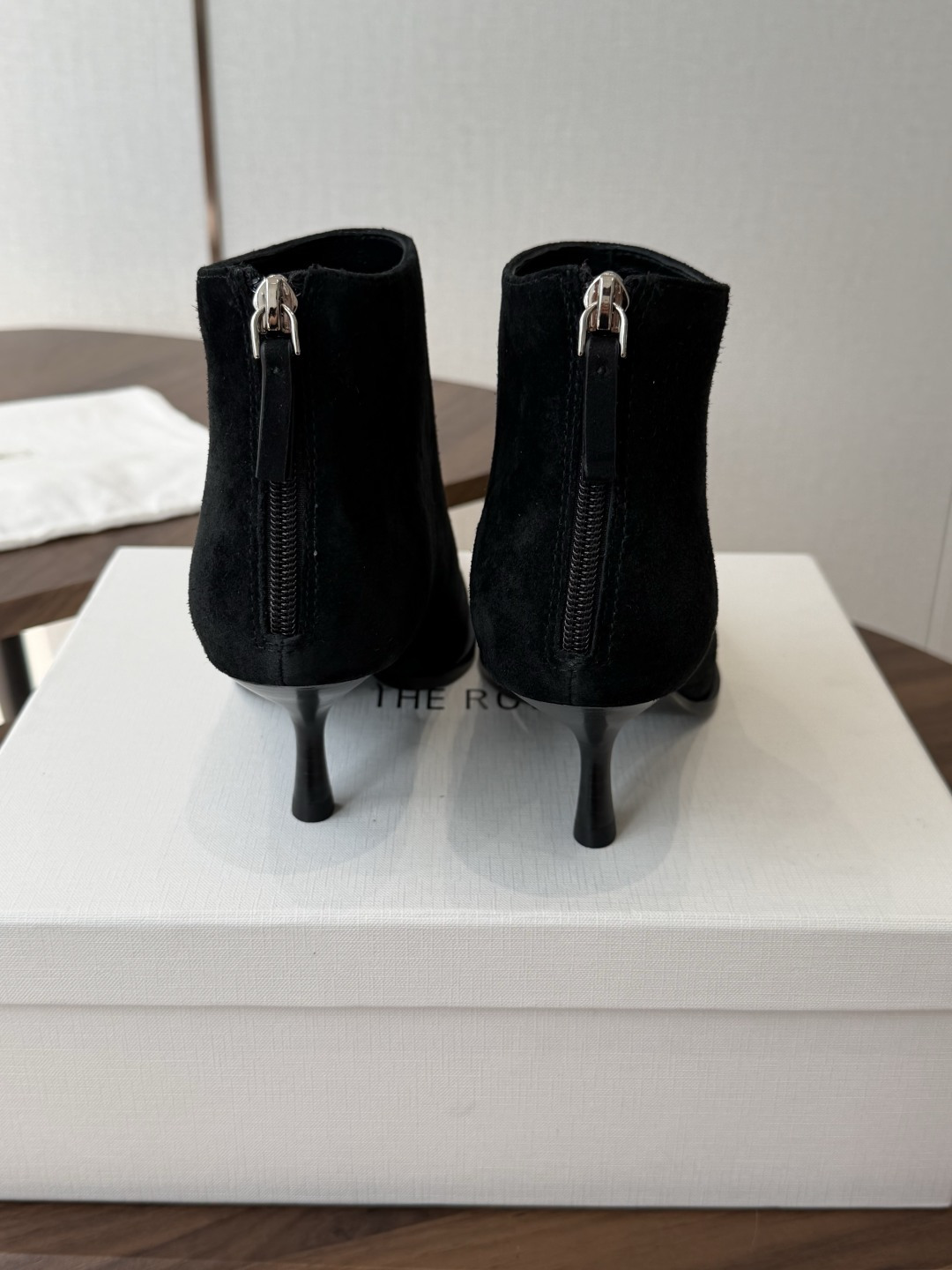 TheRow 26ss 秋冬短靴 后拉链款 短靴 THE ROW靴 是我今年买的最好的一双靴子,坡跟隐形增高,穿上立马可 TheRow 26ss 秋冬短靴 后拉链款 短靴 THE ROW靴 是我今年买的最好的一双靴子,坡跟隐形增高,穿上立马可
