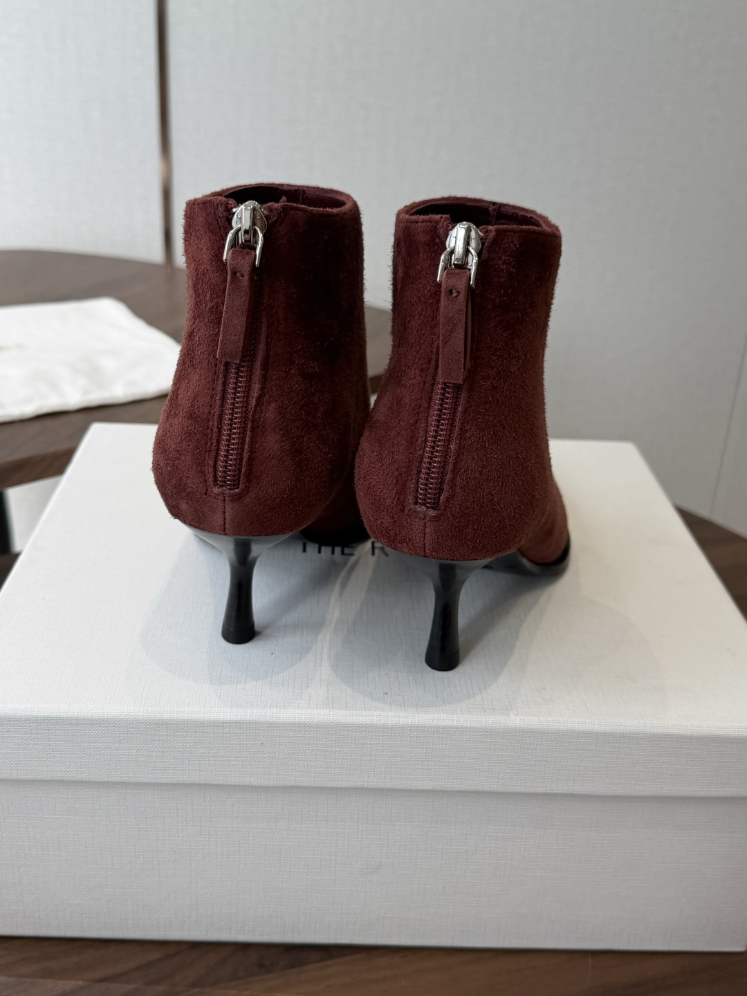 TheRow 26ss 秋冬短靴 后拉链款 短靴 THE ROW靴 是我今年买的最好的一双靴子,坡跟隐形增高,穿上立马可 TheRow 26ss 秋冬短靴 后拉链款 短靴 THE ROW靴 是我今年买的最好的一双靴子,坡跟隐形增高,穿上立马可