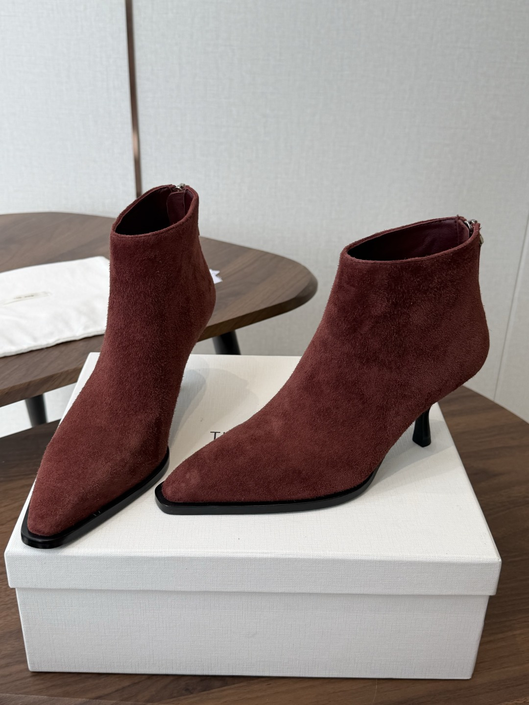 TheRow 26ss 秋冬短靴 后拉链款 短靴 THE ROW靴 是我今年买的最好的一双靴子,坡跟隐形增高,穿上立马可 TheRow 26ss 秋冬短靴 后拉链款 短靴 THE ROW靴 是我今年买的最好的一双靴子,坡跟隐形增高,穿上立马可