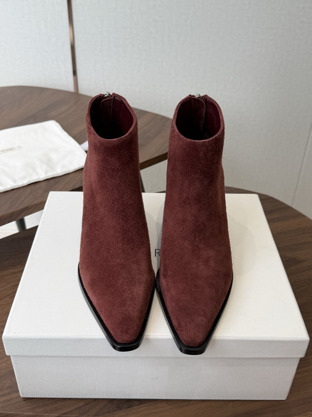 TheRow 26ss 秋冬短靴 后拉链款 短靴 THE ROW靴 是我今年买的最好的一双靴子，坡跟隐形增高，穿上立马可
