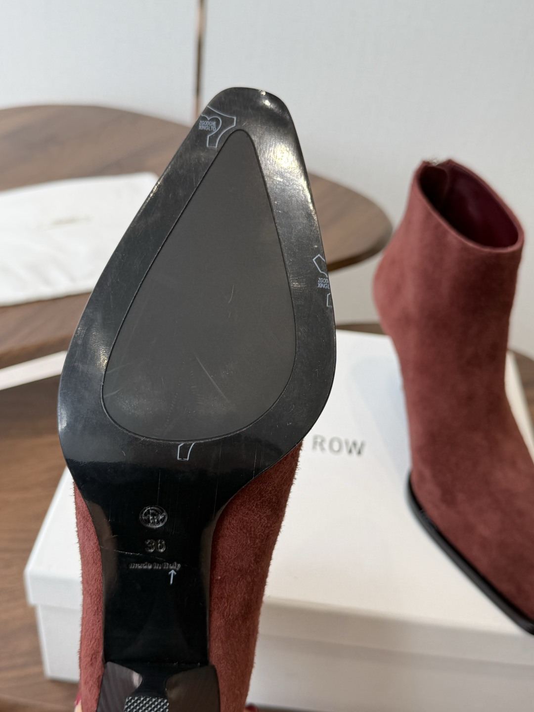 TheRow 26ss 秋冬短靴 后拉链款 短靴 THE ROW靴 是我今年买的最好的一双靴子,坡跟隐形增高,穿上立马可 TheRow 26ss 秋冬短靴 后拉链款 短靴 THE ROW靴 是我今年买的最好的一双靴子,坡跟隐形增高,穿上立马可