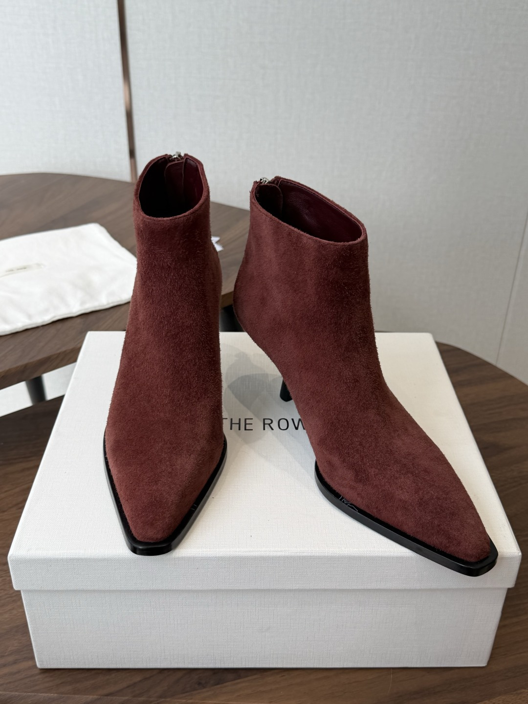 TheRow 26ss 秋冬短靴 后拉链款 短靴 THE ROW靴 是我今年买的最好的一双靴子,坡跟隐形增高,穿上立马可 TheRow 26ss 秋冬短靴 后拉链款 短靴 THE ROW靴 是我今年买的最好的一双靴子,坡跟隐形增高,穿上立马可