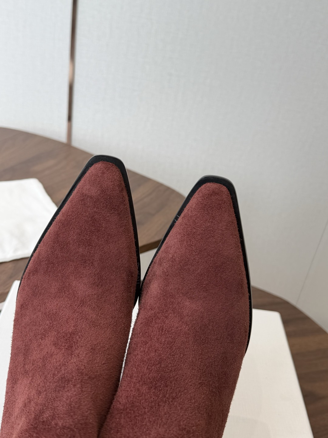 TheRow 26ss 秋冬短靴 后拉链款 短靴 THE ROW靴 是我今年买的最好的一双靴子,坡跟隐形增高,穿上立马可 TheRow 26ss 秋冬短靴 后拉链款 短靴 THE ROW靴 是我今年买的最好的一双靴子,坡跟隐形增高,穿上立马可