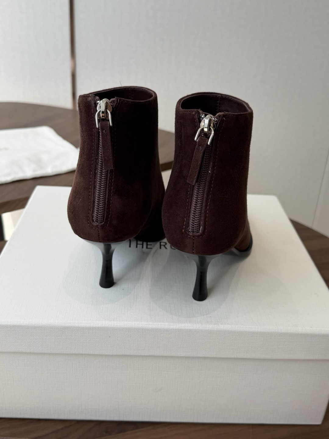 TheRow 26ss 秋冬短靴 后拉链款 短靴 THE ROW靴 是我今年买的最好的一双靴子,坡跟隐形增高,穿上立马可 TheRow 26ss 秋冬短靴 后拉链款 短靴 THE ROW靴 是我今年买的最好的一双靴子,坡跟隐形增高,穿上立马可