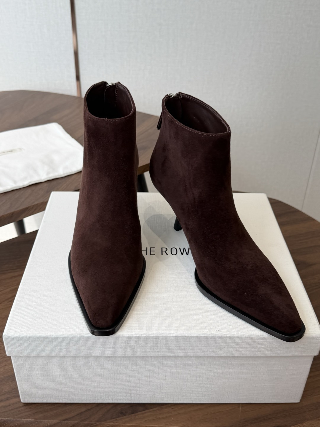 TheRow 26ss 秋冬短靴 后拉链款 短靴 THE ROW靴 是我今年买的最好的一双靴子,坡跟隐形增高,穿上立马可 TheRow 26ss 秋冬短靴 后拉链款 短靴 THE ROW靴 是我今年买的最好的一双靴子,坡跟隐形增高,穿上立马可