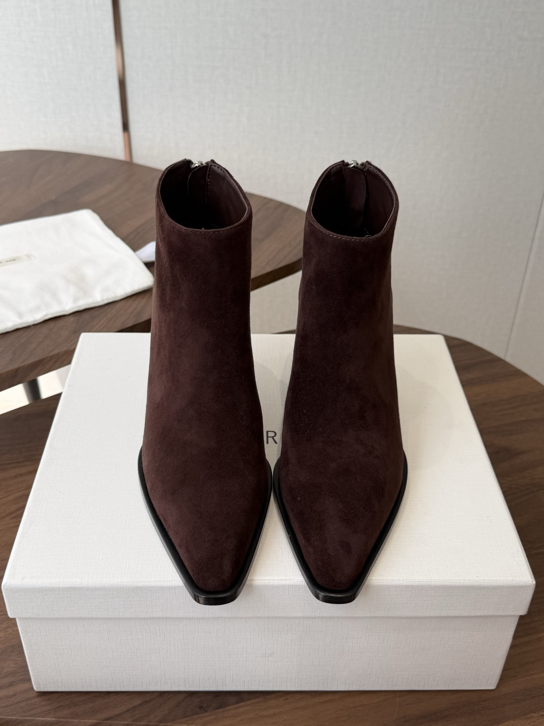 TheRow 26ss 秋冬短靴 后拉链款 短靴 THE ROW靴 是我今年买的最好的一双靴子，坡跟隐形增高，穿上立马可