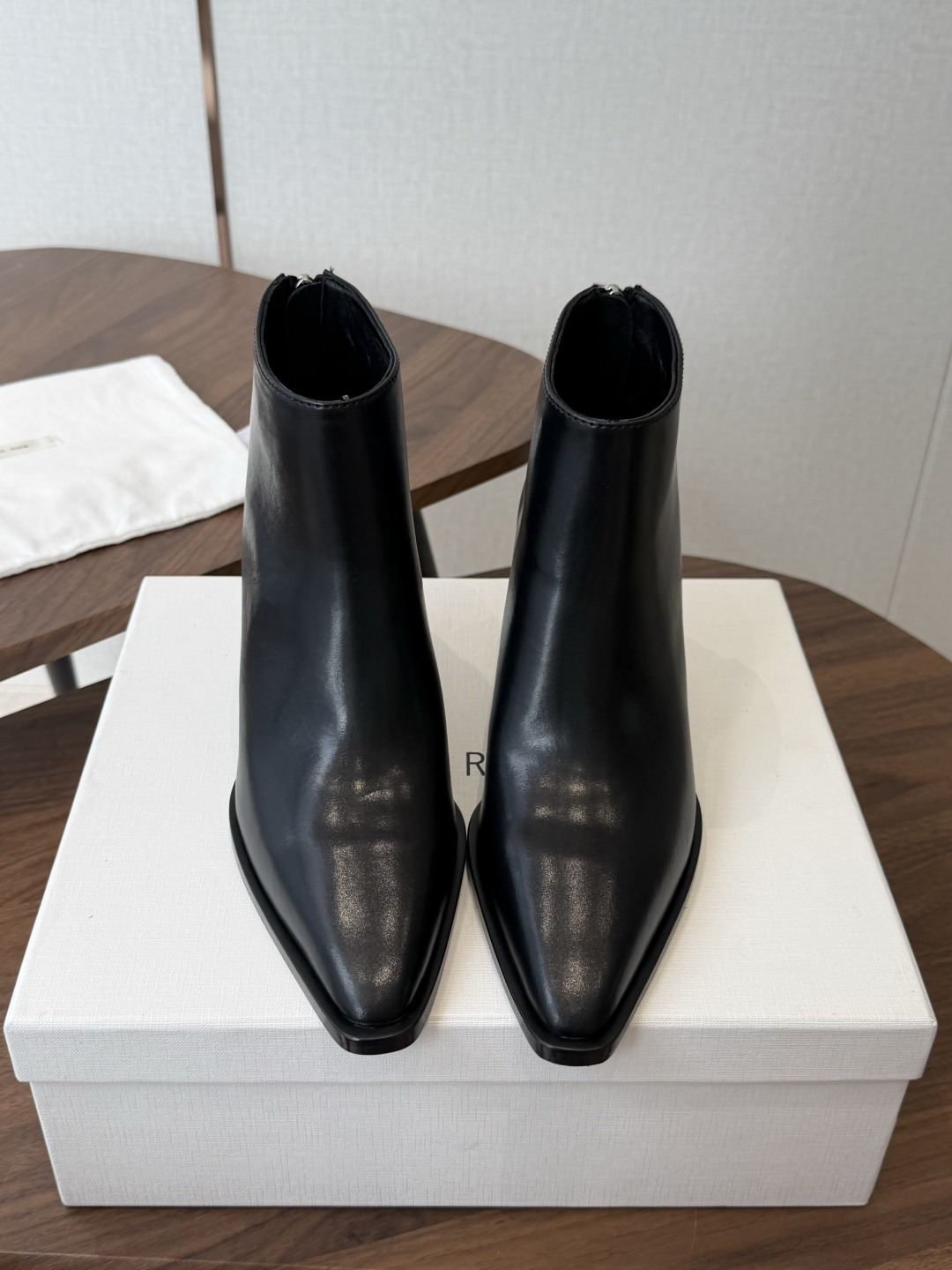 TheRow 26ss 秋冬短靴 后拉链款 短靴 THE ROW靴 是我今年买的最好的一双靴子，坡跟隐形增高，穿上立马可