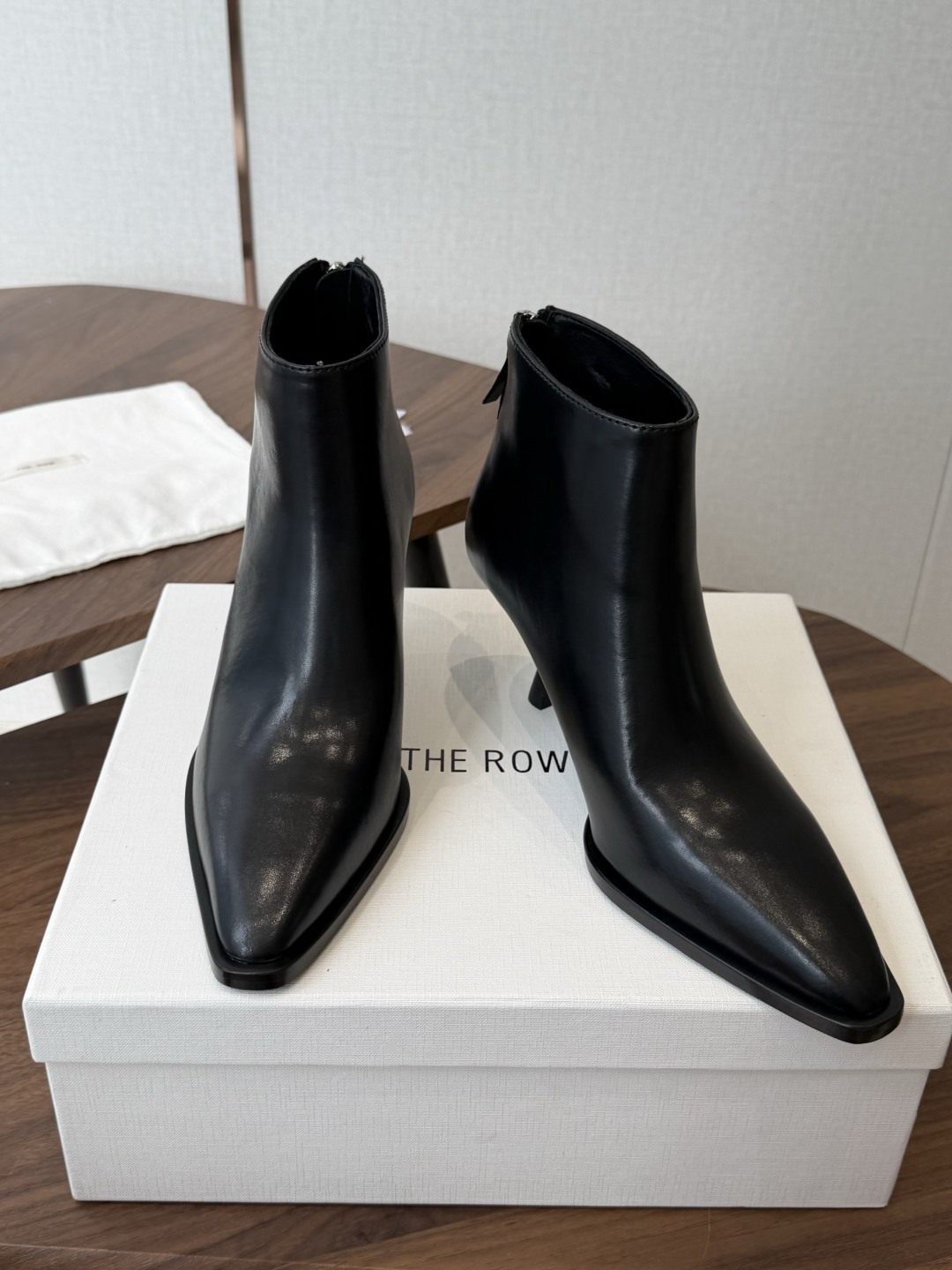 TheRow 26ss 秋冬短靴 后拉链款 短靴 THE ROW靴 是我今年买的最好的一双靴子,坡跟隐形增高,穿上立马可 TheRow 26ss 秋冬短靴 后拉链款 短靴 THE ROW靴 是我今年买的最好的一双靴子,坡跟隐形增高,穿上立马可