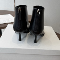 TheRow 26ss 秋冬短靴 后拉链款 短靴 THE ROW靴 是我今年买的最好的一双靴子,坡跟隐形增高,穿上立马可 TheRow 26ss 秋冬短靴 后拉链款 短靴 THE ROW靴 是我今年买的最好的一双靴子,坡跟隐形增高,穿上立马可