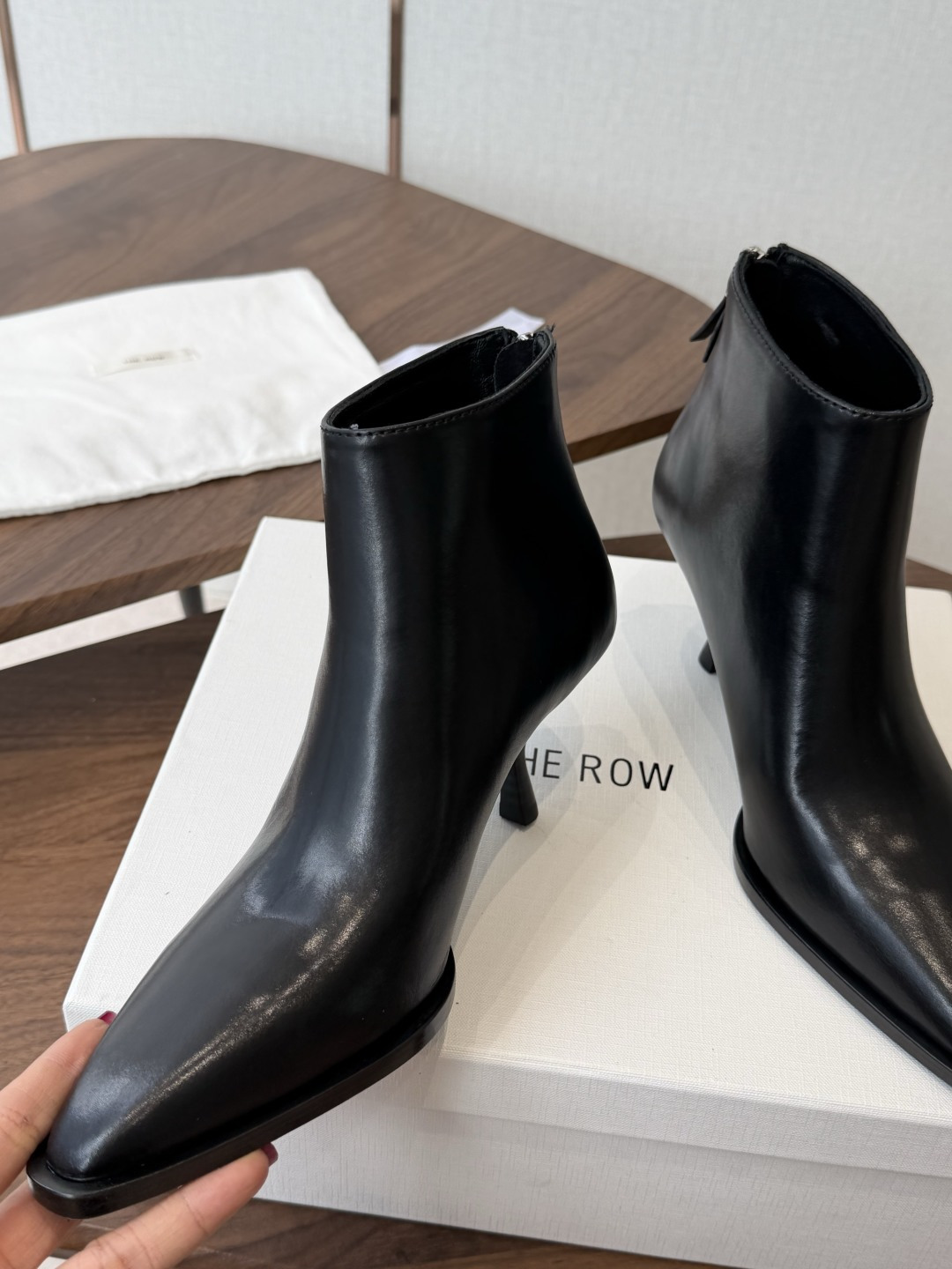 TheRow 26ss 秋冬短靴 后拉链款 短靴 THE ROW靴 是我今年买的最好的一双靴子,坡跟隐形增高,穿上立马可 TheRow 26ss 秋冬短靴 后拉链款 短靴 THE ROW靴 是我今年买的最好的一双靴子,坡跟隐形增高,穿上立马可