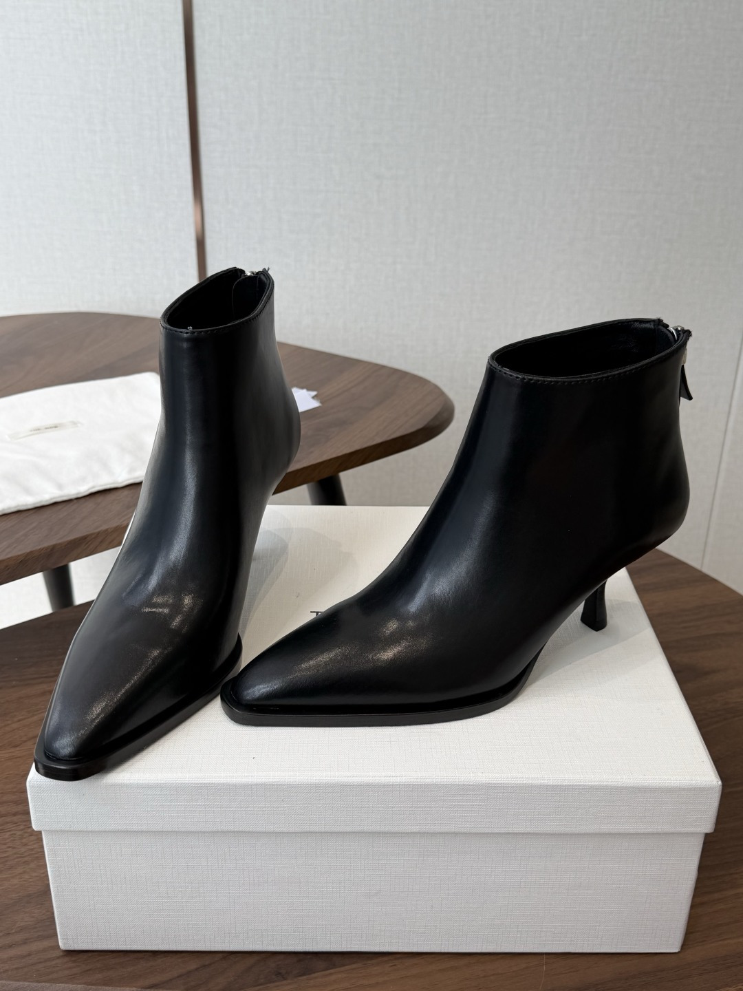 TheRow 26ss 秋冬短靴 后拉链款 短靴 THE ROW靴 是我今年买的最好的一双靴子,坡跟隐形增高,穿上立马可 TheRow 26ss 秋冬短靴 后拉链款 短靴 THE ROW靴 是我今年买的最好的一双靴子,坡跟隐形增高,穿上立马可