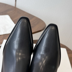 TheRow 26ss 秋冬短靴 后拉链款 短靴 THE ROW靴 是我今年买的最好的一双靴子,坡跟隐形增高,穿上立马可 TheRow 26ss 秋冬短靴 后拉链款 短靴 THE ROW靴 是我今年买的最好的一双靴子,坡跟隐形增高,穿上立马可