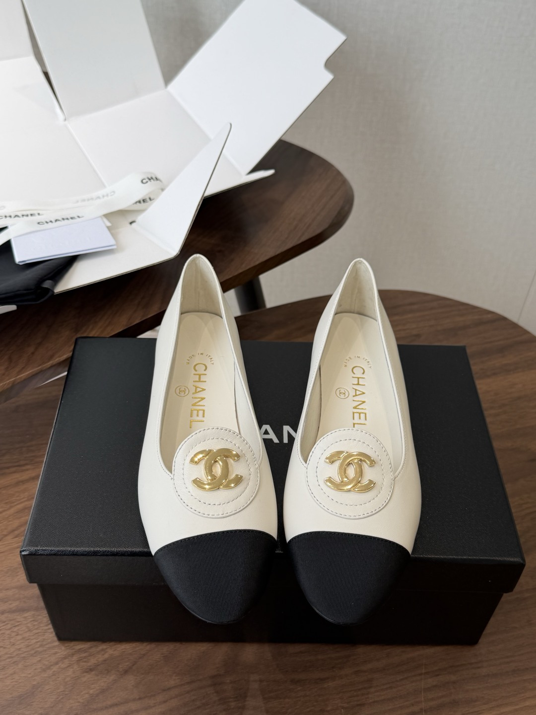 莞产Chanel26SS早春新款拼色尖头平底鞋 把法式优雅踩在脚下，标志性双C压纹与撞色鞋头 是跨越时光的经典符号。尖头