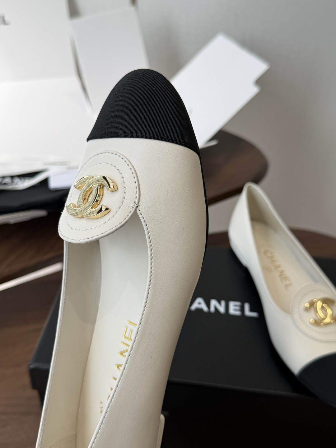 莞产Chanel26SS早春新款拼色尖头平底鞋 把法式优雅踩在脚下,标志性双C压纹与撞色鞋头 是跨越时光的经典符号。尖头 莞产Chanel26SS早春新款拼色尖头平底鞋 把法式优雅踩在脚下,标志性双C压纹与撞色鞋头 是跨越时光的经典符号。尖头