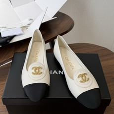 莞产Chanel26SS早春新款拼色尖头平底鞋 把法式优雅踩在脚下,标志性双C压纹与撞色鞋头 是跨越时光的经典符号。尖头 莞产Chanel26SS早春新款拼色尖头平底鞋 把法式优雅踩在脚下,标志性双C压纹与撞色鞋头 是跨越时光的经典符号。尖头