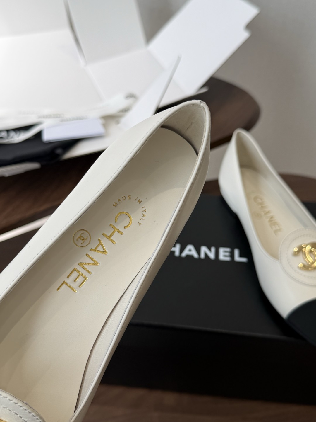 莞产Chanel26SS早春新款拼色尖头平底鞋 把法式优雅踩在脚下,标志性双C压纹与撞色鞋头 是跨越时光的经典符号。尖头 莞产Chanel26SS早春新款拼色尖头平底鞋 把法式优雅踩在脚下,标志性双C压纹与撞色鞋头 是跨越时光的经典符号。尖头