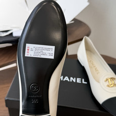莞产Chanel26SS早春新款拼色尖头平底鞋 把法式优雅踩在脚下,标志性双C压纹与撞色鞋头 是跨越时光的经典符号。尖头 莞产Chanel26SS早春新款拼色尖头平底鞋 把法式优雅踩在脚下,标志性双C压纹与撞色鞋头 是跨越时光的经典符号。尖头