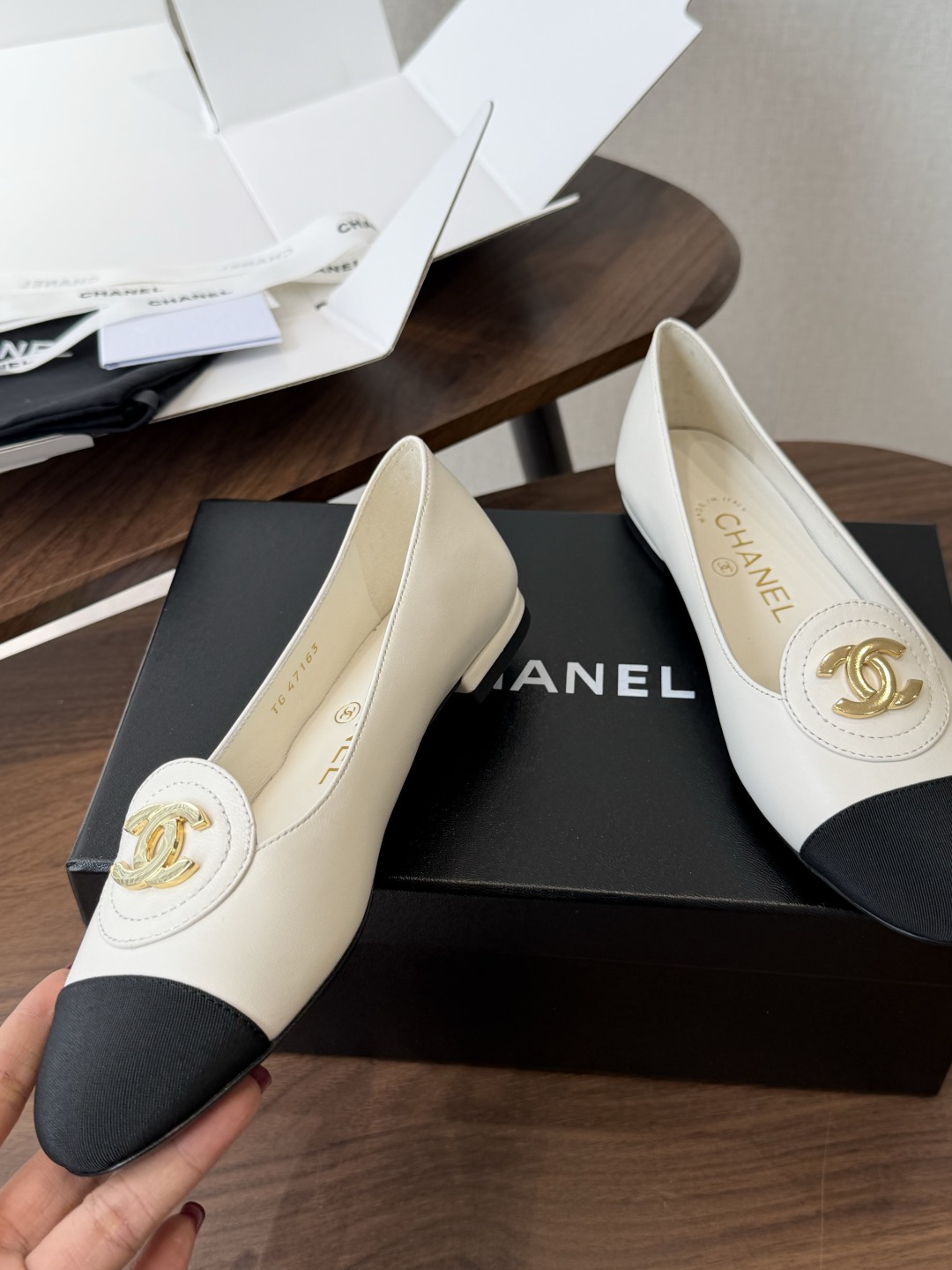 莞产Chanel26SS早春新款拼色尖头平底鞋 把法式优雅踩在脚下,标志性双C压纹与撞色鞋头 是跨越时光的经典符号。尖头 莞产Chanel26SS早春新款拼色尖头平底鞋 把法式优雅踩在脚下,标志性双C压纹与撞色鞋头 是跨越时光的经典符号。尖头