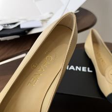 莞产Chanel26SS早春新款拼色尖头平底鞋 把法式优雅踩在脚下,标志性双C压纹与撞色鞋头 是跨越时光的经典符号。尖头 莞产Chanel26SS早春新款拼色尖头平底鞋 把法式优雅踩在脚下,标志性双C压纹与撞色鞋头 是跨越时光的经典符号。尖头