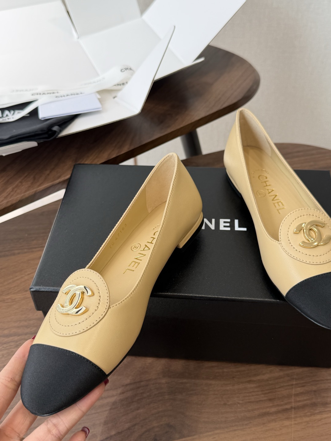 莞产Chanel26SS早春新款拼色尖头平底鞋 把法式优雅踩在脚下,标志性双C压纹与撞色鞋头 是跨越时光的经典符号。尖头 莞产Chanel26SS早春新款拼色尖头平底鞋 把法式优雅踩在脚下,标志性双C压纹与撞色鞋头 是跨越时光的经典符号。尖头