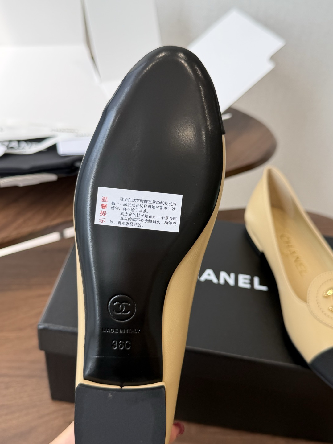 莞产Chanel26SS早春新款拼色尖头平底鞋 把法式优雅踩在脚下,标志性双C压纹与撞色鞋头 是跨越时光的经典符号。尖头 莞产Chanel26SS早春新款拼色尖头平底鞋 把法式优雅踩在脚下,标志性双C压纹与撞色鞋头 是跨越时光的经典符号。尖头