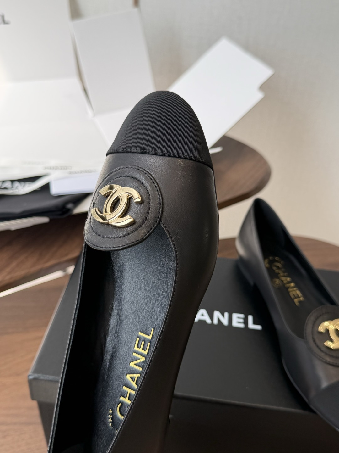 莞产Chanel26SS早春新款拼色尖头平底鞋 把法式优雅踩在脚下,标志性双C压纹与撞色鞋头 是跨越时光的经典符号。尖头 莞产Chanel26SS早春新款拼色尖头平底鞋 把法式优雅踩在脚下,标志性双C压纹与撞色鞋头 是跨越时光的经典符号。尖头