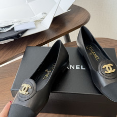 莞产Chanel26SS早春新款拼色尖头平底鞋 把法式优雅踩在脚下,标志性双C压纹与撞色鞋头 是跨越时光的经典符号。尖头 莞产Chanel26SS早春新款拼色尖头平底鞋 把法式优雅踩在脚下,标志性双C压纹与撞色鞋头 是跨越时光的经典符号。尖头