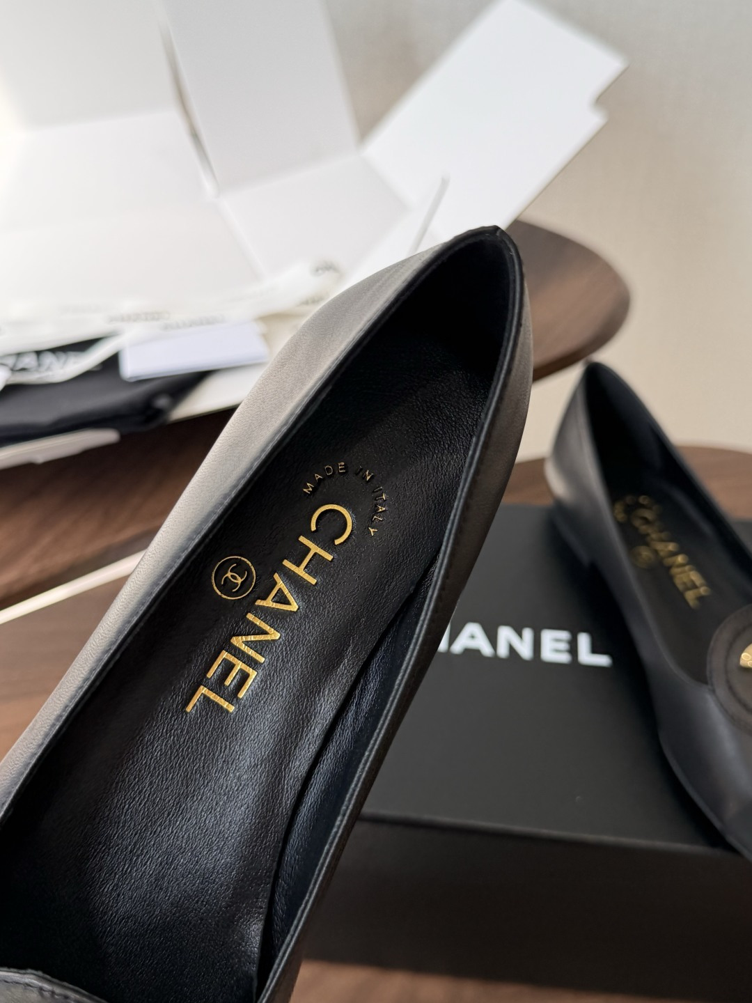 莞产Chanel26SS早春新款拼色尖头平底鞋 把法式优雅踩在脚下,标志性双C压纹与撞色鞋头 是跨越时光的经典符号。尖头 莞产Chanel26SS早春新款拼色尖头平底鞋 把法式优雅踩在脚下,标志性双C压纹与撞色鞋头 是跨越时光的经典符号。尖头
