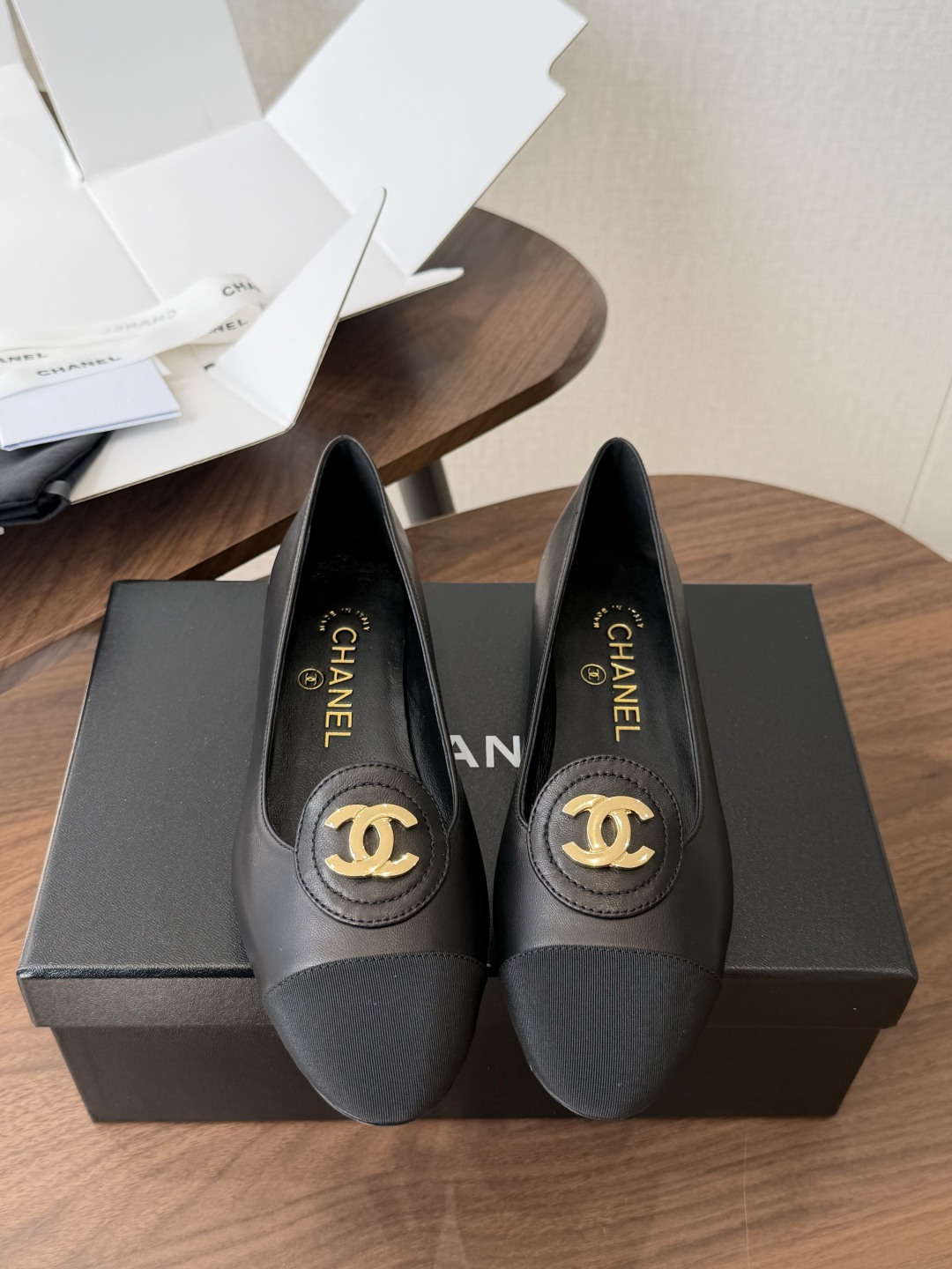 莞产Chanel26SS早春新款拼色尖头平底鞋 把法式优雅踩在脚下，标志性双C压纹与撞色鞋头 是跨越时光的经典符号。尖头