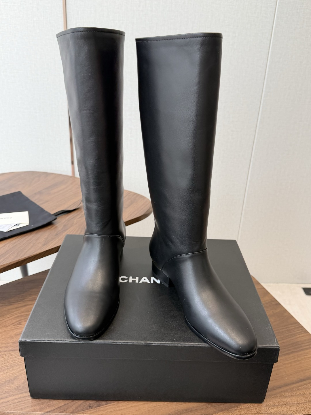 CHANEL 香奈儿 26ss 小香秋冬新款 简约 骑士靴 这款靴子真的是帅气时尚的代表 低调不失奢华!简约时尚个性又大 CHANEL 香奈儿 26ss 小香秋冬新款 简约 骑士靴 这款靴子真的是帅气时尚的代表 低调不失奢华!简约时尚个性又大