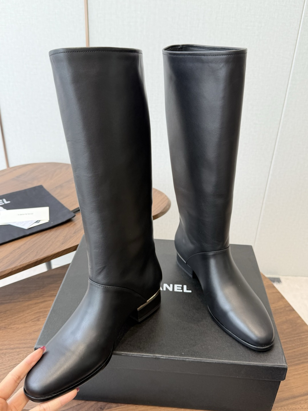 CHANEL 香奈儿 26ss 小香秋冬新款 简约 骑士靴 这款靴子真的是帅气时尚的代表 低调不失奢华!简约时尚个性又大 CHANEL 香奈儿 26ss 小香秋冬新款 简约 骑士靴 这款靴子真的是帅气时尚的代表 低调不失奢华!简约时尚个性又大