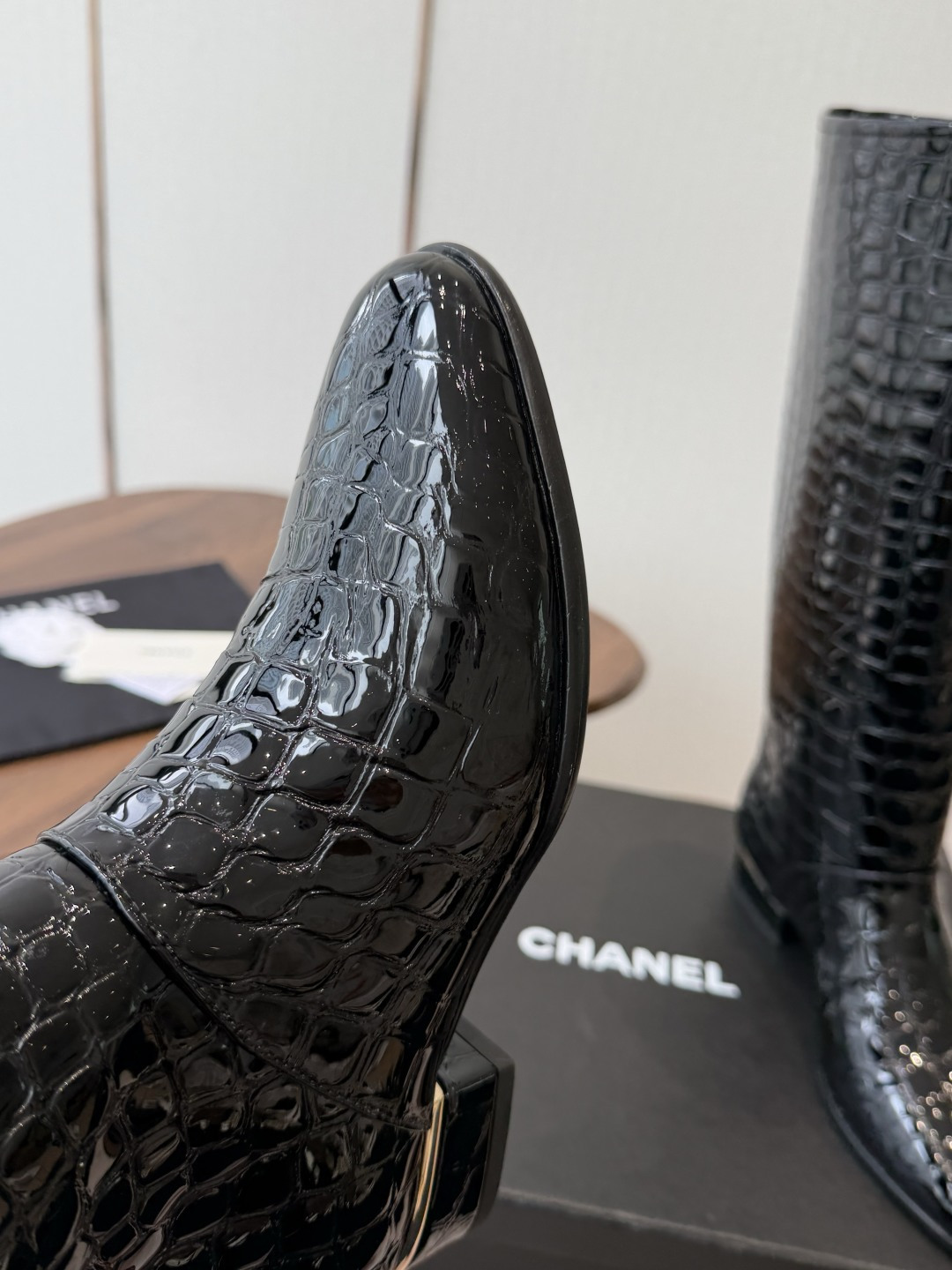 CHANEL 香奈儿 26ss 小香秋冬新款 简约 骑士靴 这款靴子真的是帅气时尚的代表 低调不失奢华!简约时尚个性又大 CHANEL 香奈儿 26ss 小香秋冬新款 简约 骑士靴 这款靴子真的是帅气时尚的代表 低调不失奢华!简约时尚个性又大