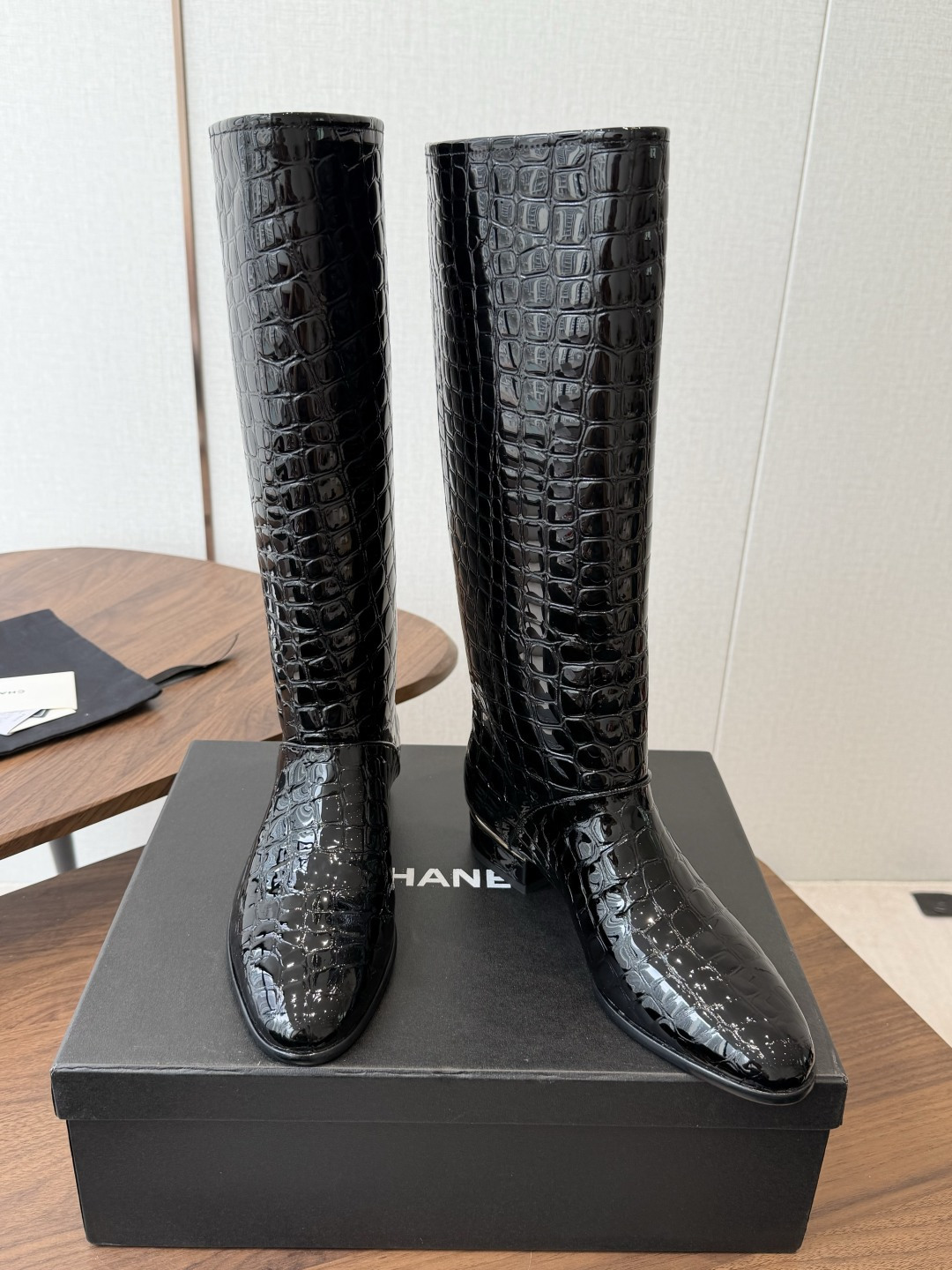 CHANEL 香奈儿 26ss 小香秋冬新款 简约 骑士靴 这款靴子真的是帅气时尚的代表 低调不失奢华!简约时尚个性又大 CHANEL 香奈儿 26ss 小香秋冬新款 简约 骑士靴 这款靴子真的是帅气时尚的代表 低调不失奢华!简约时尚个性又大