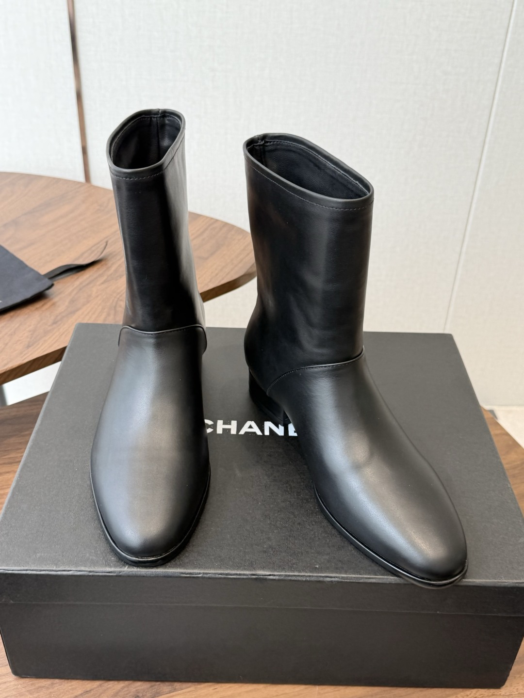 CHANEL 香奈儿 26ss 小香秋冬新款 简约 骑士靴 这款靴子真的是帅气时尚的代表 低调不失奢华!简约时尚个性又大 CHANEL 香奈儿 26ss 小香秋冬新款 简约 骑士靴 这款靴子真的是帅气时尚的代表 低调不失奢华!简约时尚个性又大