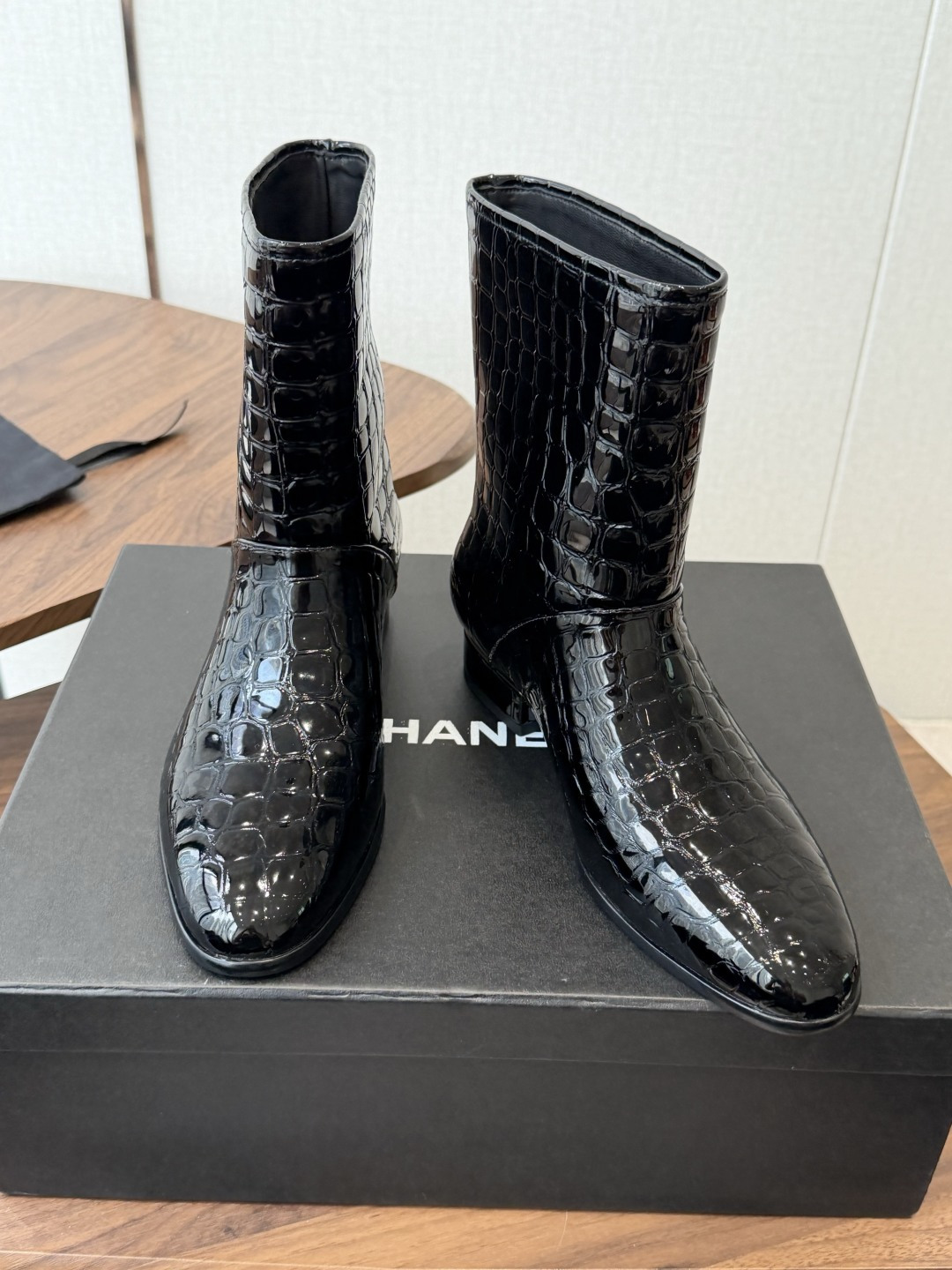 CHANEL 香奈儿 26ss 小香秋冬新款 简约 骑士靴 这款靴子真的是帅气时尚的代表 低调不失奢华!简约时尚个性又大 CHANEL 香奈儿 26ss 小香秋冬新款 简约 骑士靴 这款靴子真的是帅气时尚的代表 低调不失奢华!简约时尚个性又大